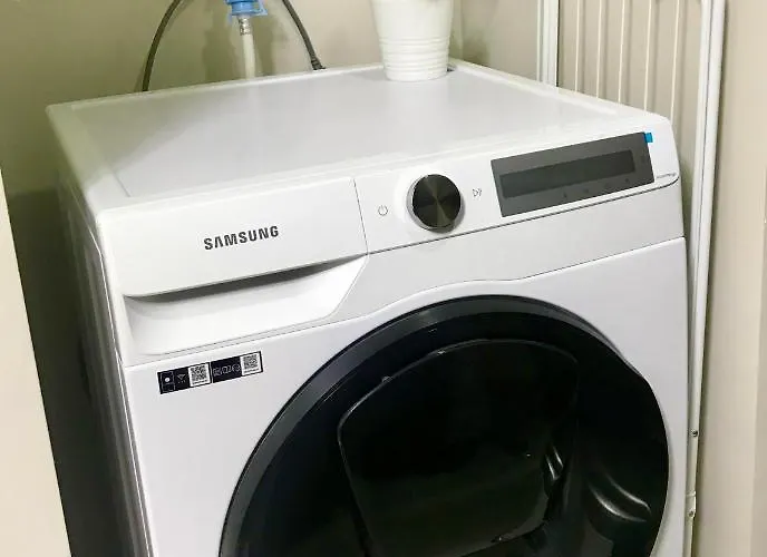 New & Modern Cozy 1br W/ Balcony@bgc, Wifi 300mbps