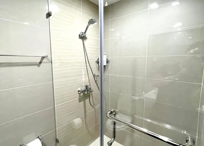 New & Modern Cozy 1br W/ Balcony@bgc, Wifi 300mbps Apartment
